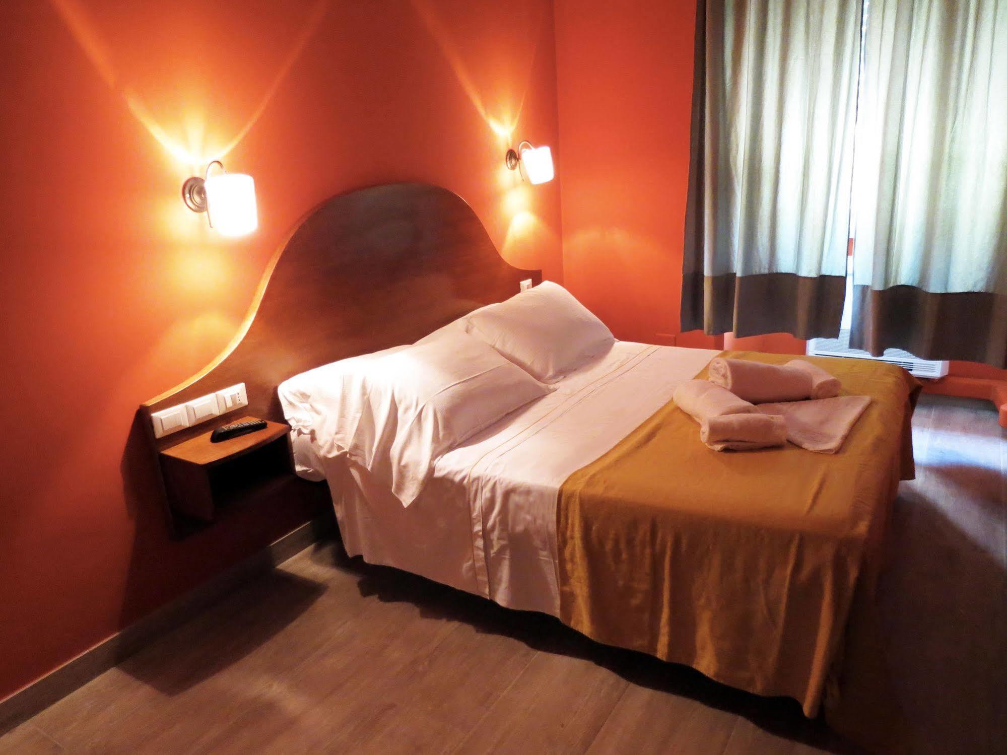 Paradise Hotel 2*
